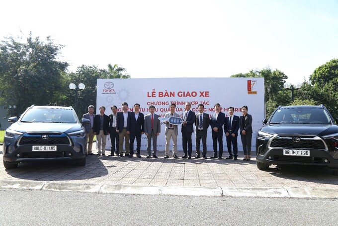 Đại diện Toyota Việt Nam bàn giao hai chiếc Corolla Cross cho Đại học Bách khoa Hà Nội thử nghiệm.